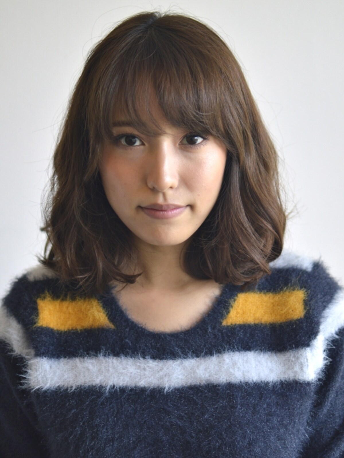 鎖骨ラインのミディアムスタイル