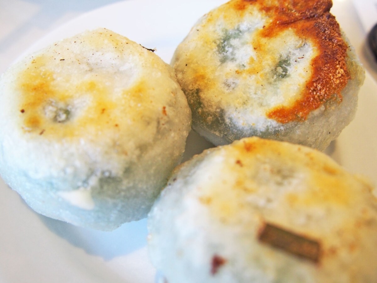 皮はカリッ、中はジューシーなニラ饅頭