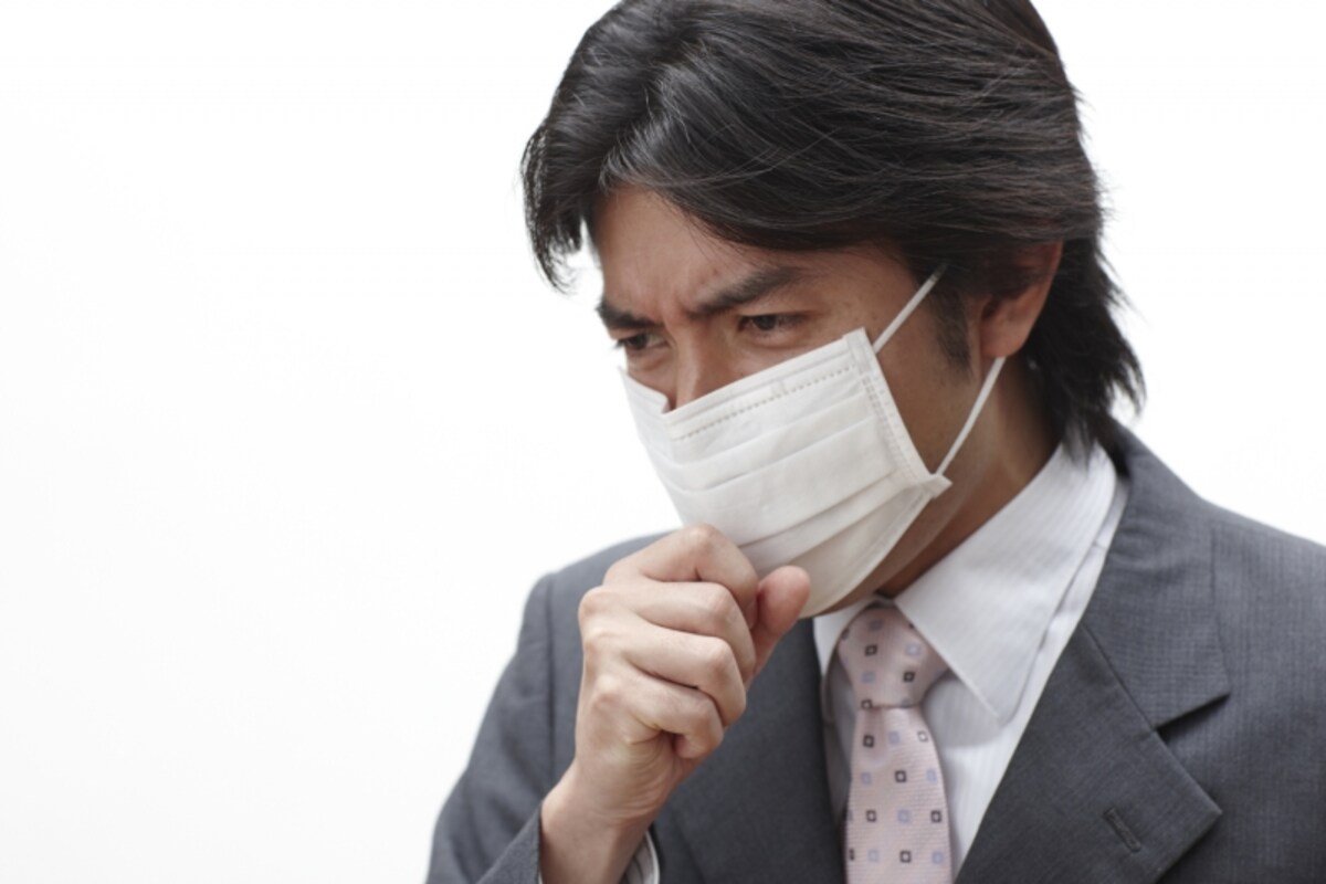 風邪でマスクをしている男性