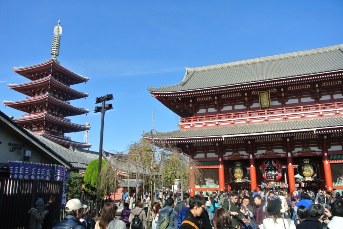 観光客で賑わう浅草