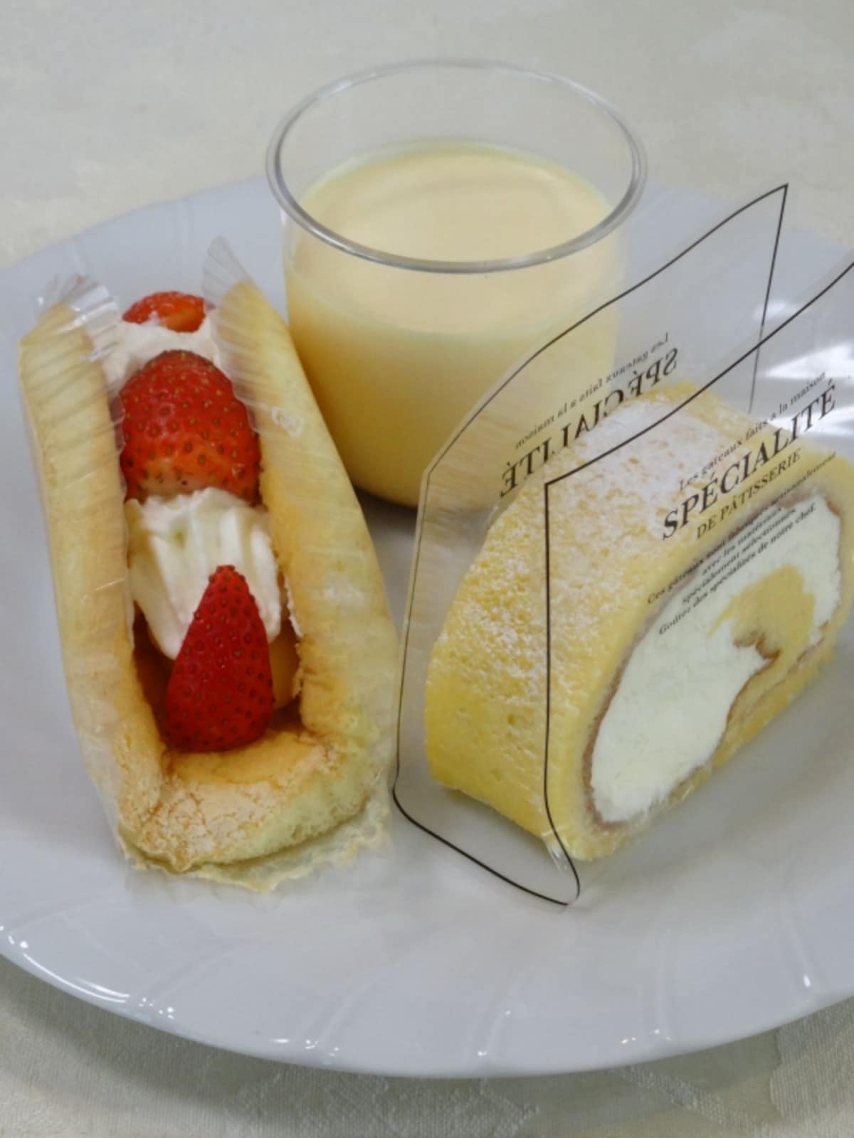 「パティスリー ヨシノリアサミ」の「オムレット」（税込350円）、「クレームキャラメル」（300円）、「ロールケーキ」（290円）