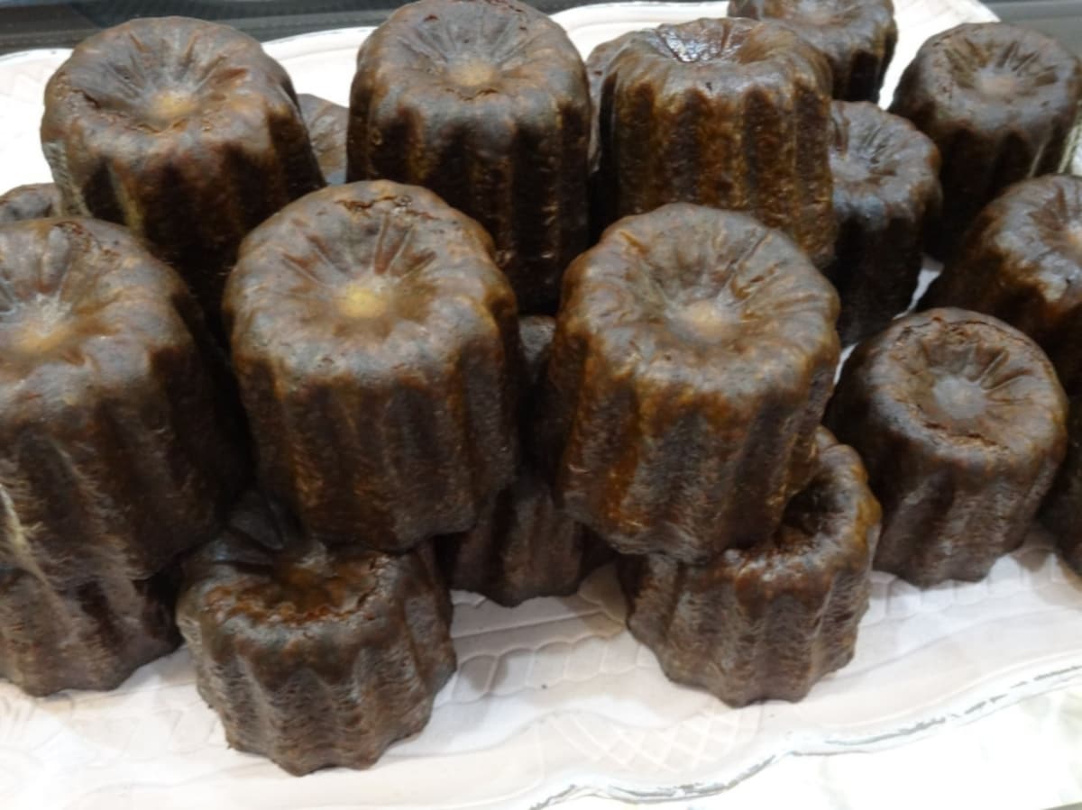 「パティスリー ヨシノリアサミ」の「カヌレ」（1個税込280円）