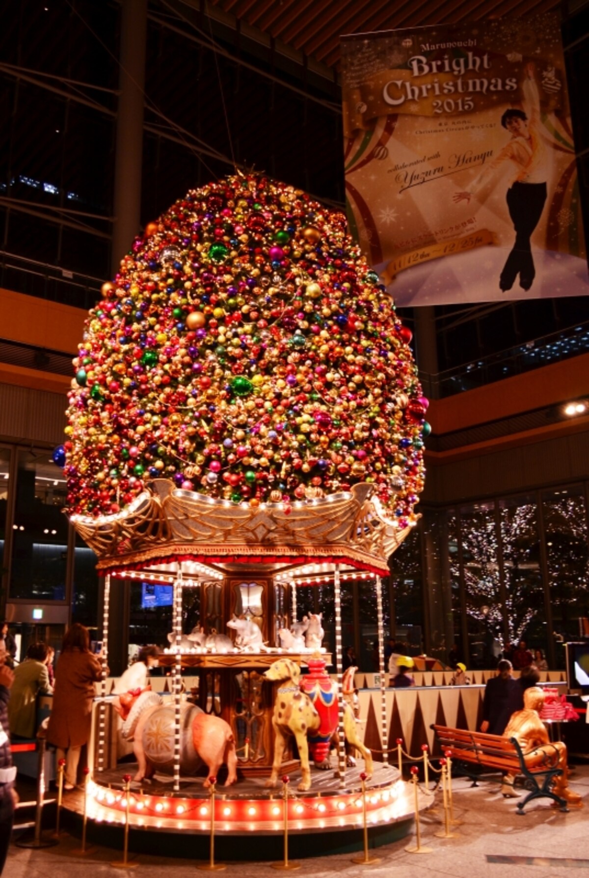 丸ビル１階のクリスマスツリー