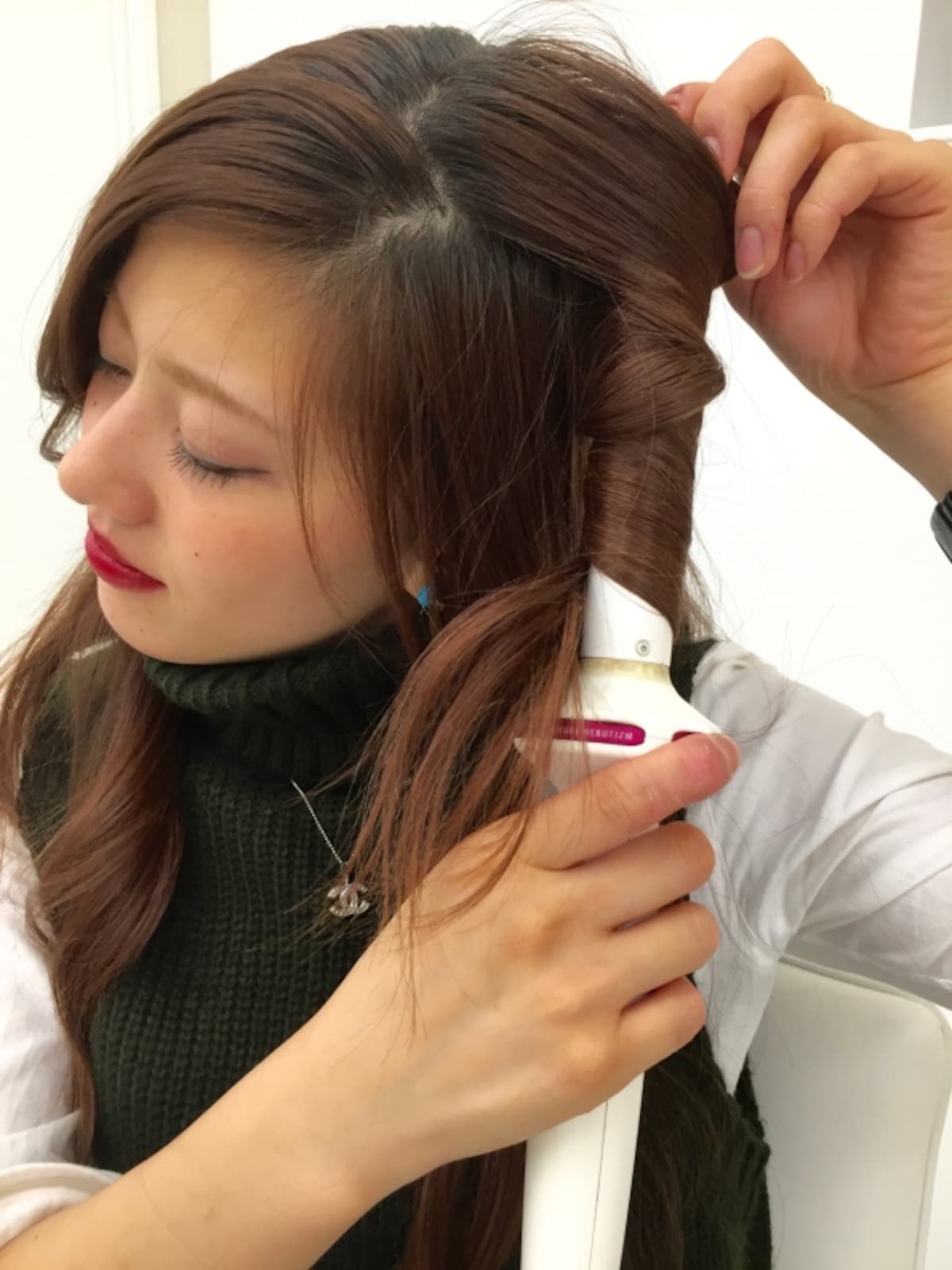 オフィスでもOK！低めの簡単まとめ髪