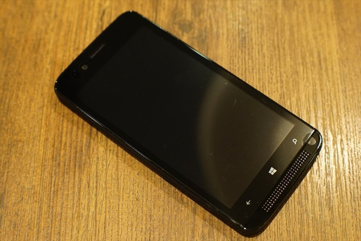 本体。4.5インチディスプレイで持ちやすいサイズ。