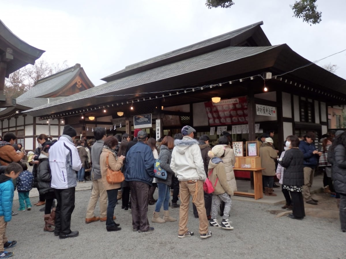 ユニークなおみくじや絵馬が並ぶ売店