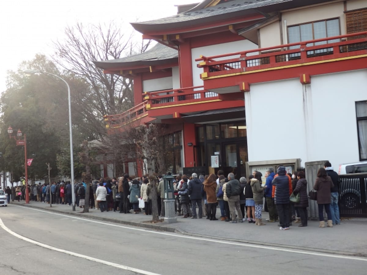 2015年1月1日15:02撮影。秩父駅から神社に向かう初詣客の行列の最後尾