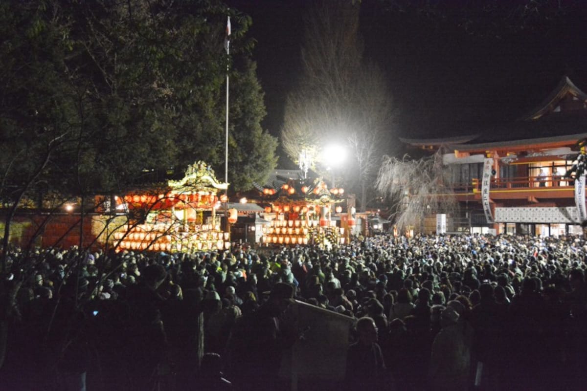 御神幸行列スタート直前の秩父神社境内