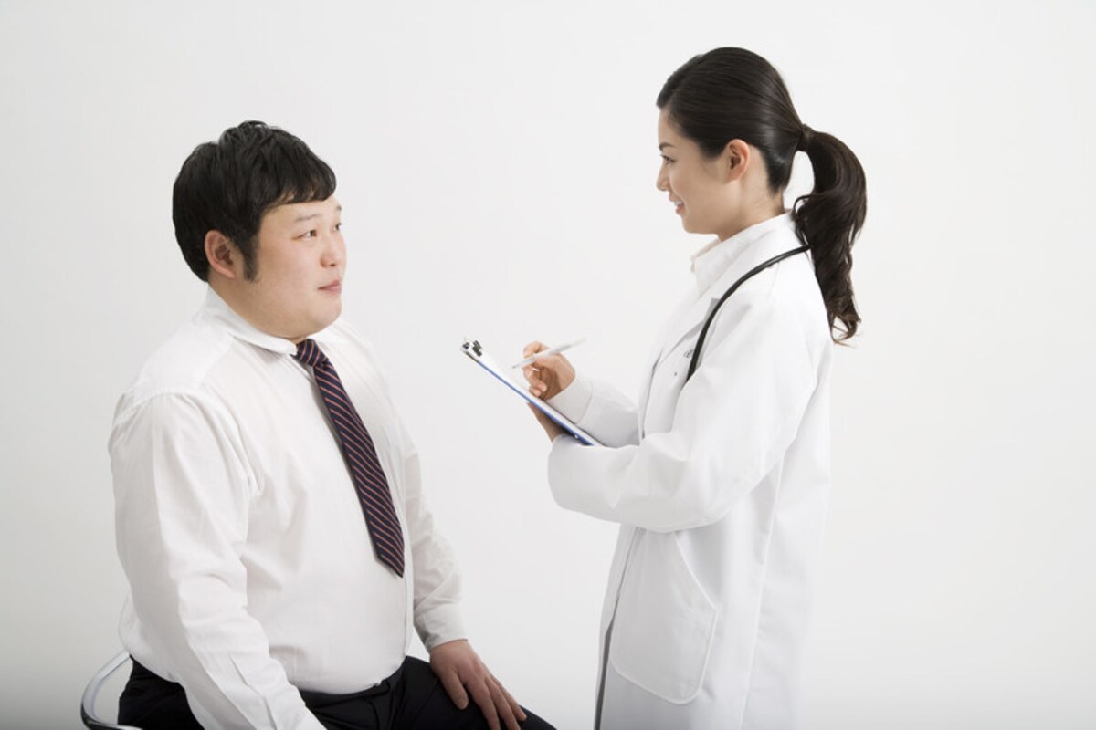 問診を受ける男性