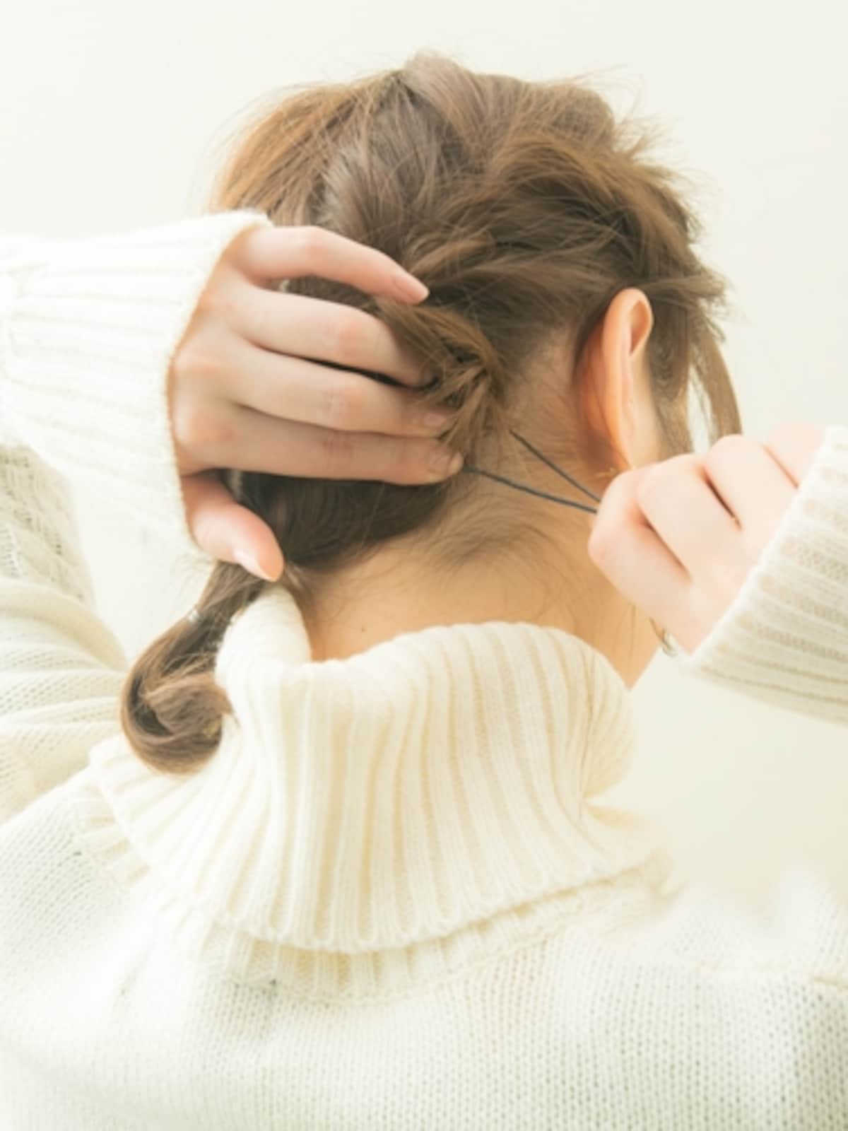 根元の毛を引っ掛けてピンで止める