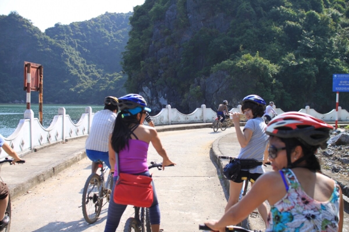 カットバ島に上陸。自転車で奥に向かう。
