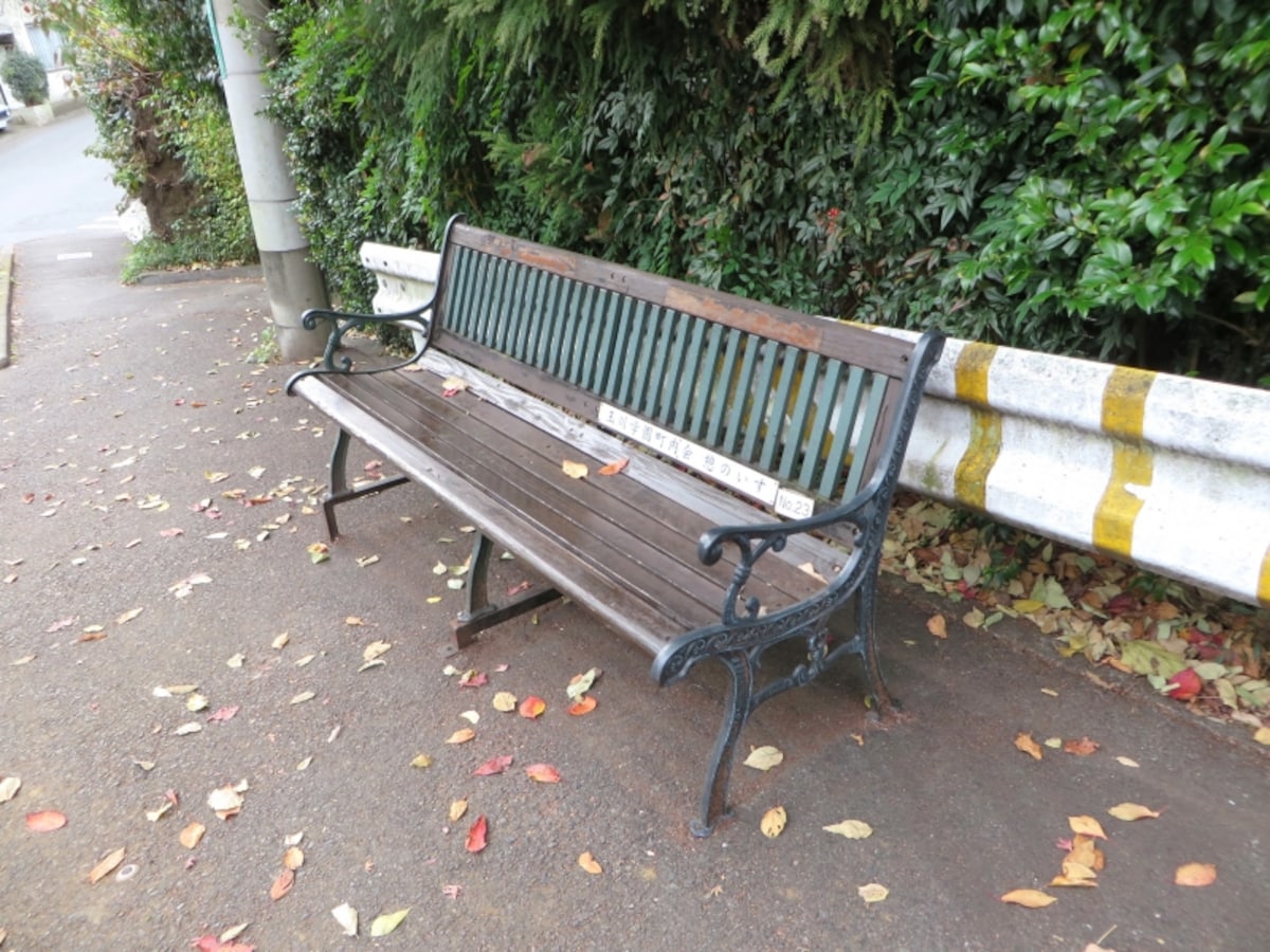 ベンチのある街かど