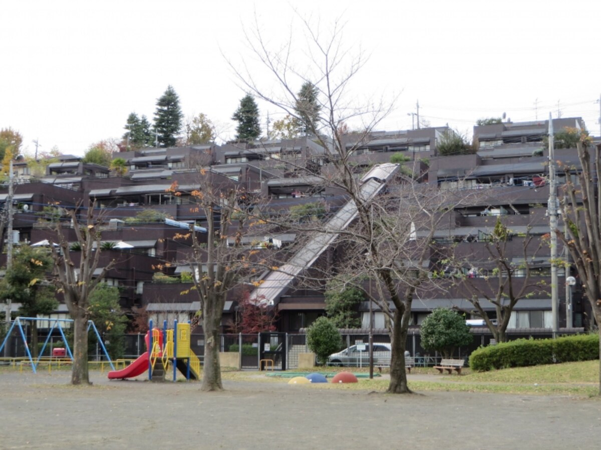 斜面に立つマンション
