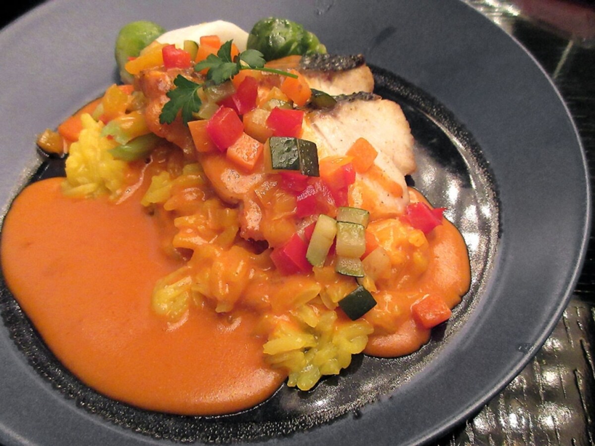 スズキのソテー 甲殻類のソース サフランリゾットと季節の野菜添え