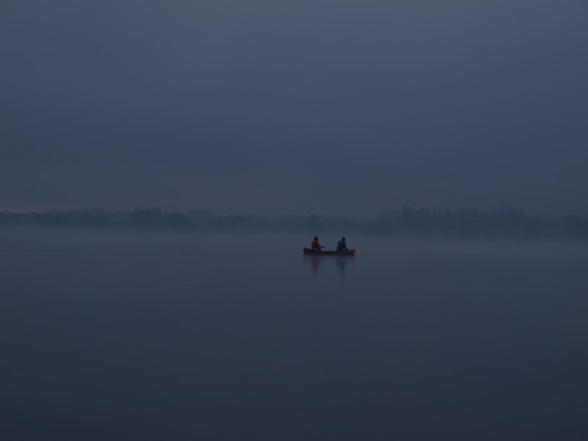 早朝の湖上カヌー