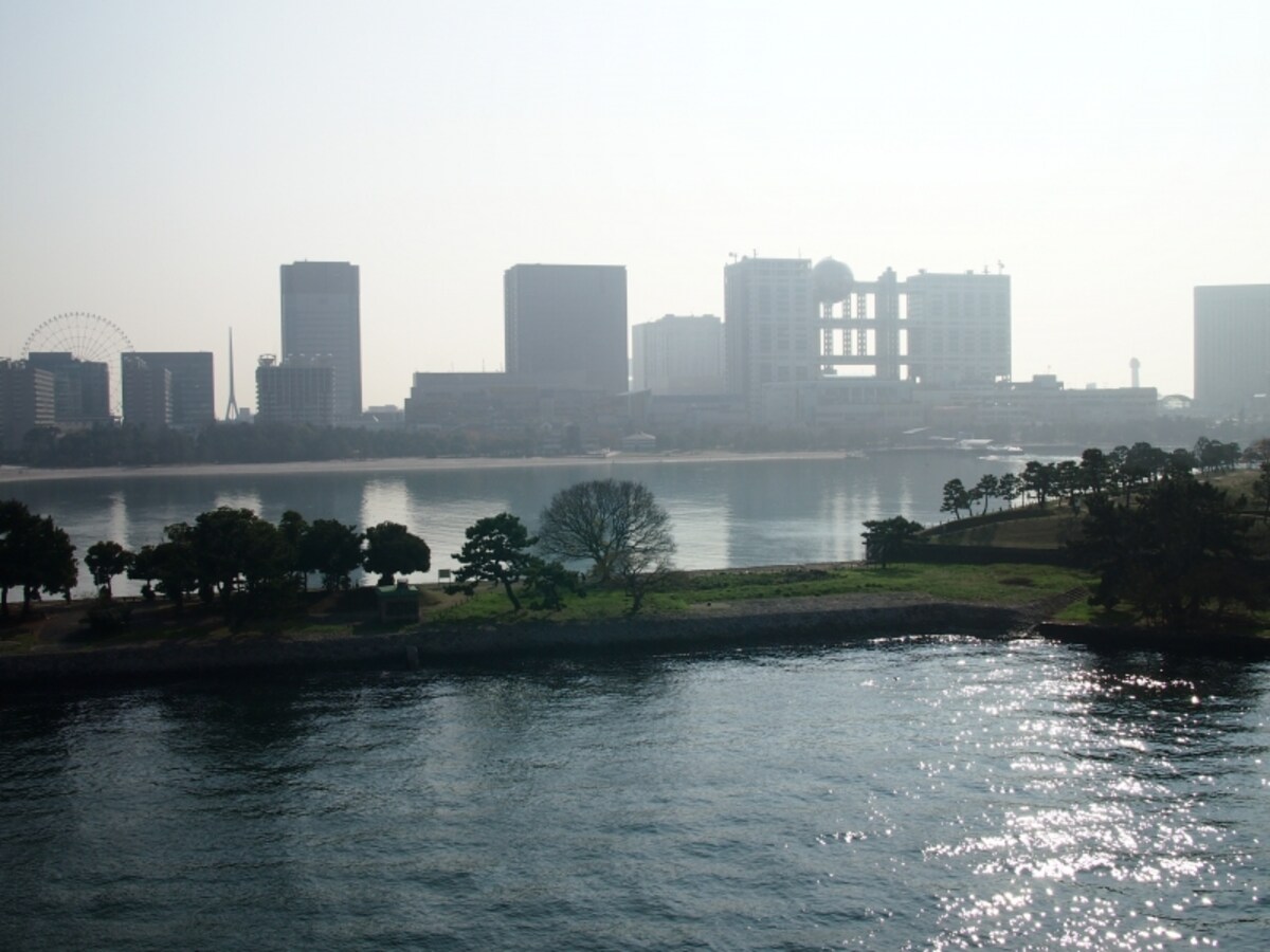 逆光に浮かび上がるフジテレビ