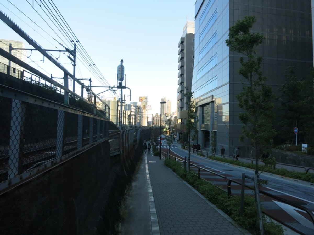 線路高架沿いに神田方面へ　
