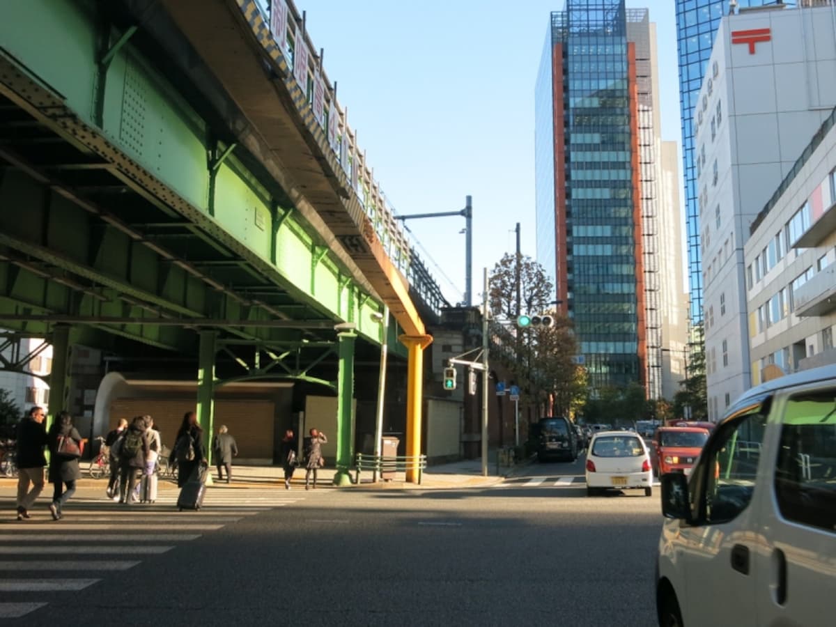 最初の交差点、緑青色の架橋：JR中央線昌平橋ガード　