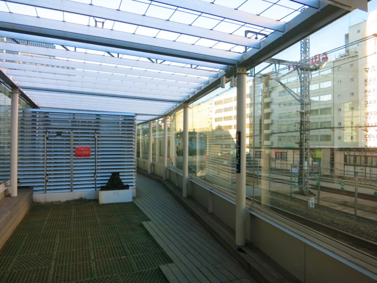 階段を上りきって出たホームの風景　