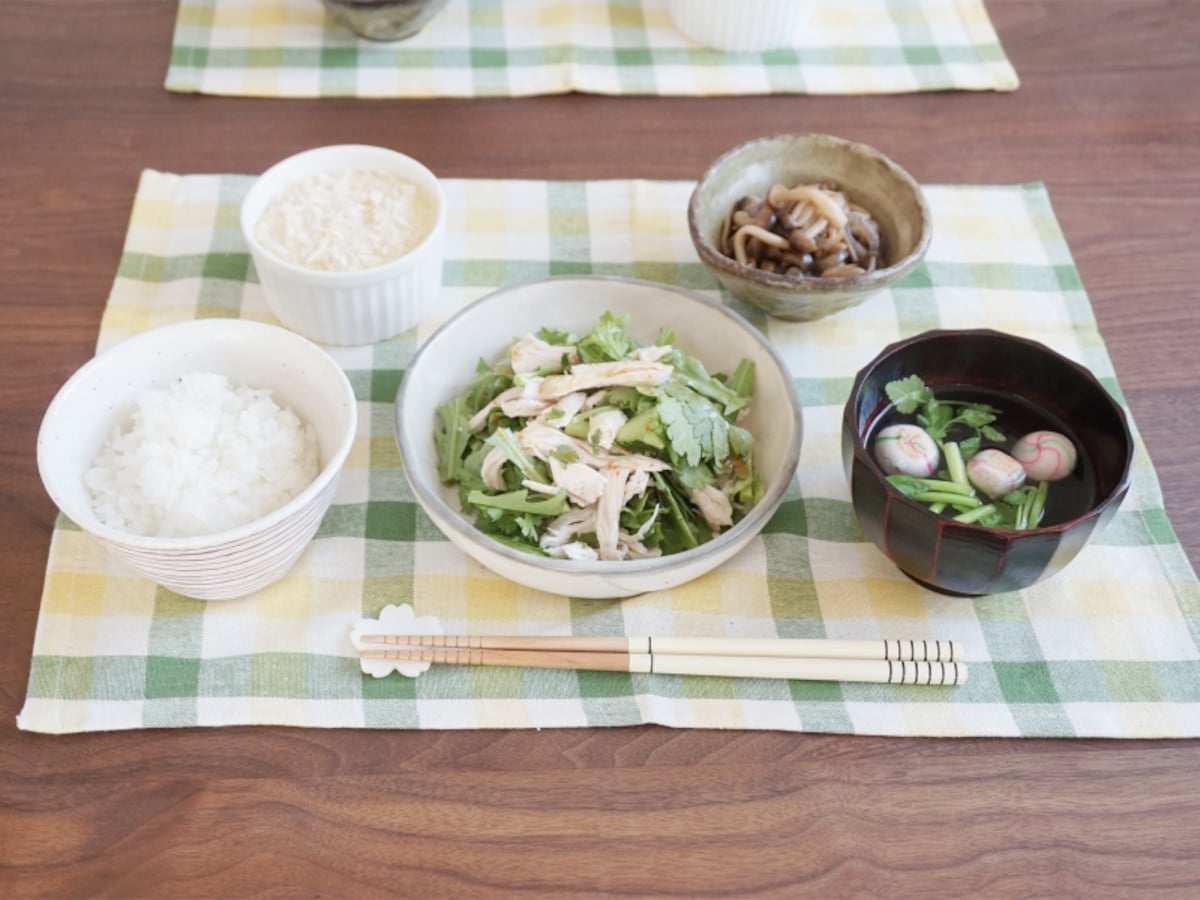 鶏胸肉と春菊のピリ辛サラダ定食