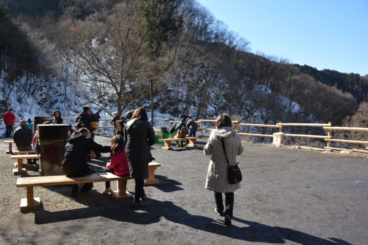 最上部の広場の眼下に広がるあしがくぼの氷柱