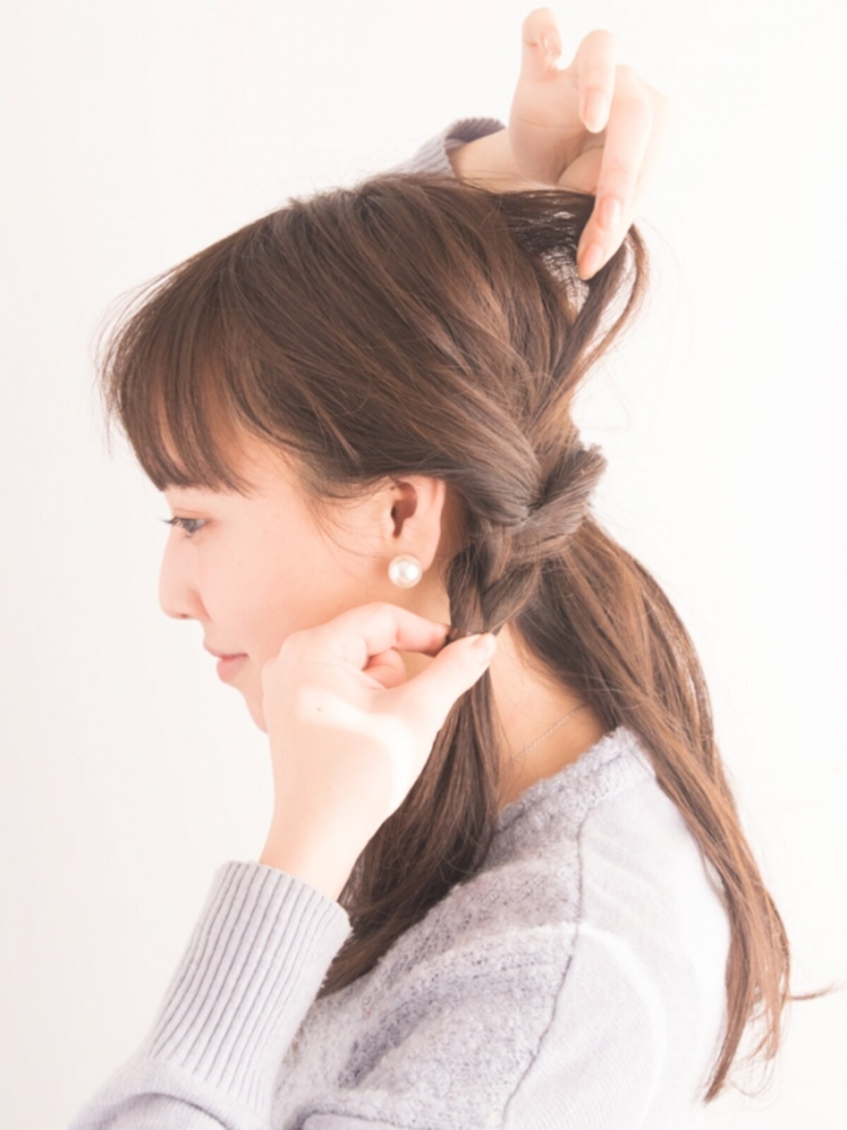 人差し指と親指でつまむように引き出す
