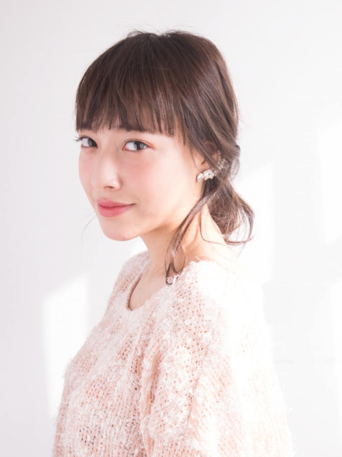 ルーズなひとつ結びに！無造作ヘアアレンジのやり方