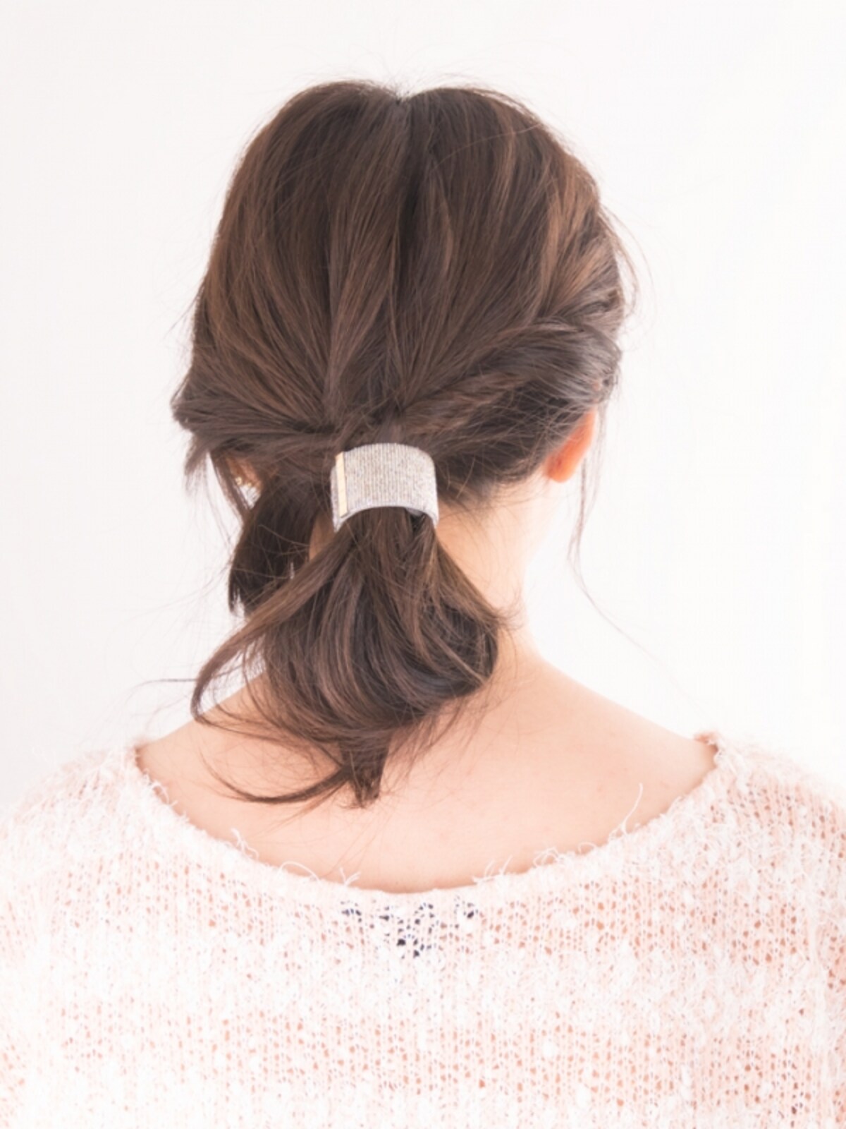 ルーズなひとつ結びに！無造作ヘアアレンジのやり方
