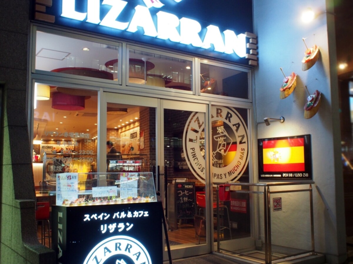 大通りに面した入り口は、黒と白のオシャレな造りに目を惹く。
