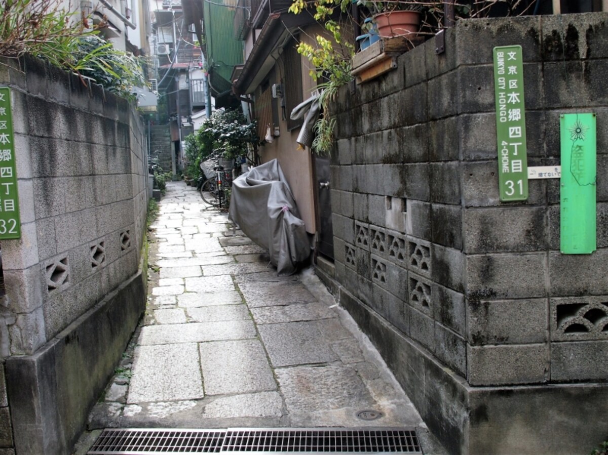 住んでいる人がいるので、見学には配慮が必要だ