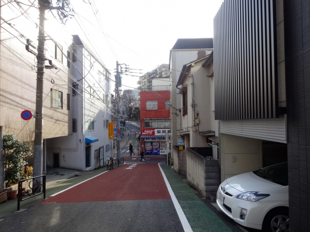 今は自販機のみが置かれている柴田商店の前からのぼる本妙寺坂