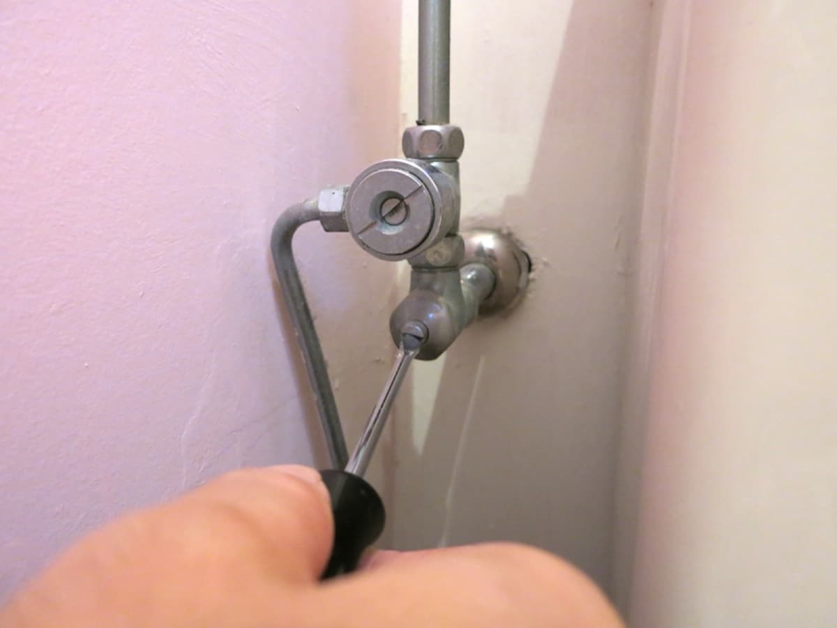 止水栓をドライバーで回し、給水を止めます、の画像