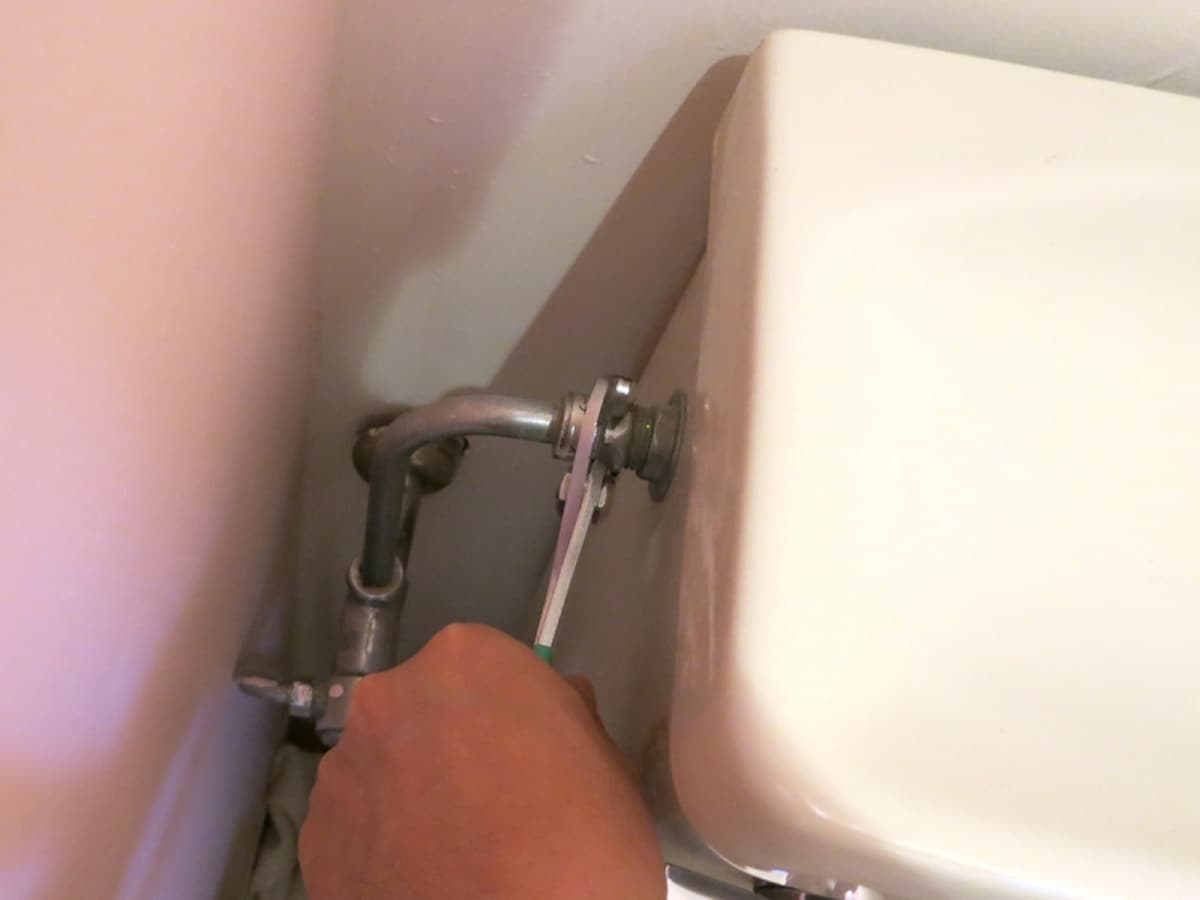 タンク給水管のナットをプライヤで緩めます、の画像