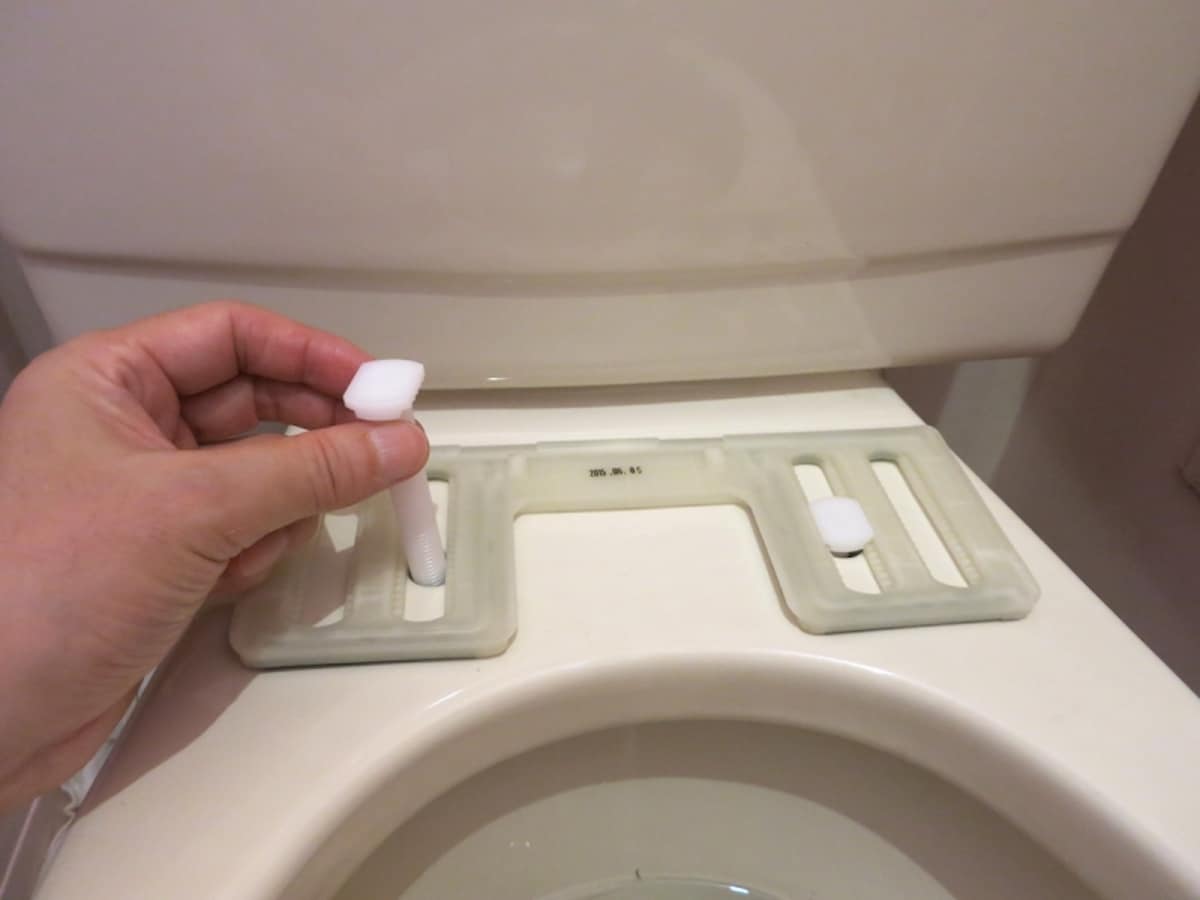 取付穴位置に合わせ取付ボルトを差し込みます、の画像