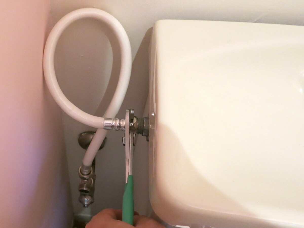 タンク給水ホースをタンクに取り付け、の画像