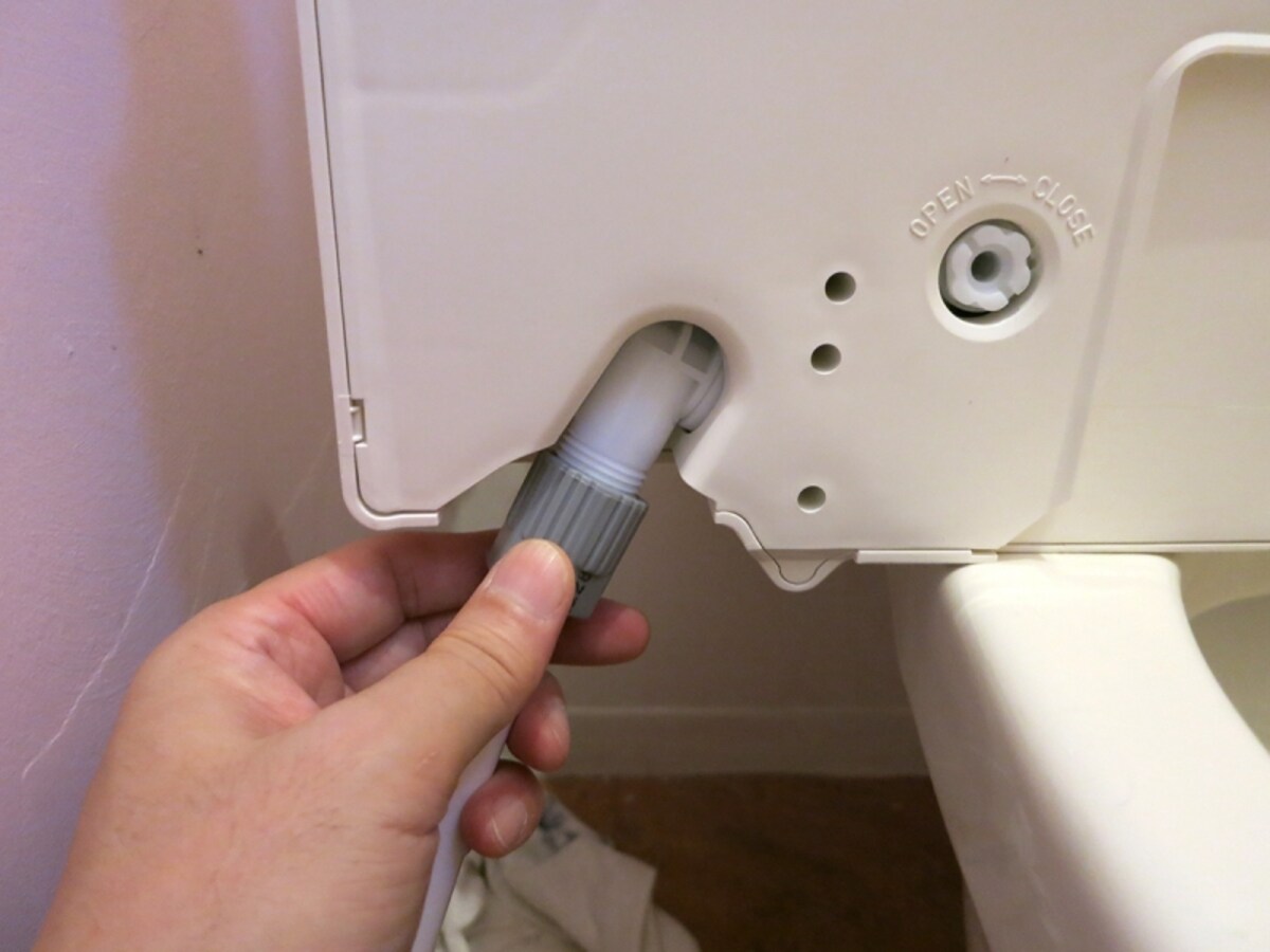 本体給水ホースを便座本体の裏側(下部)の給水口に取り付け、の画像