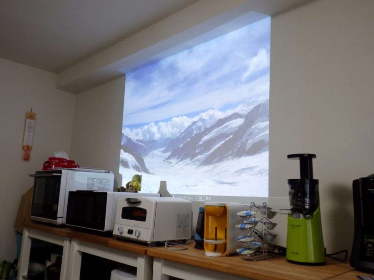  壁に風景を映し出すことで部屋に広がりが。照明の役割も果たします