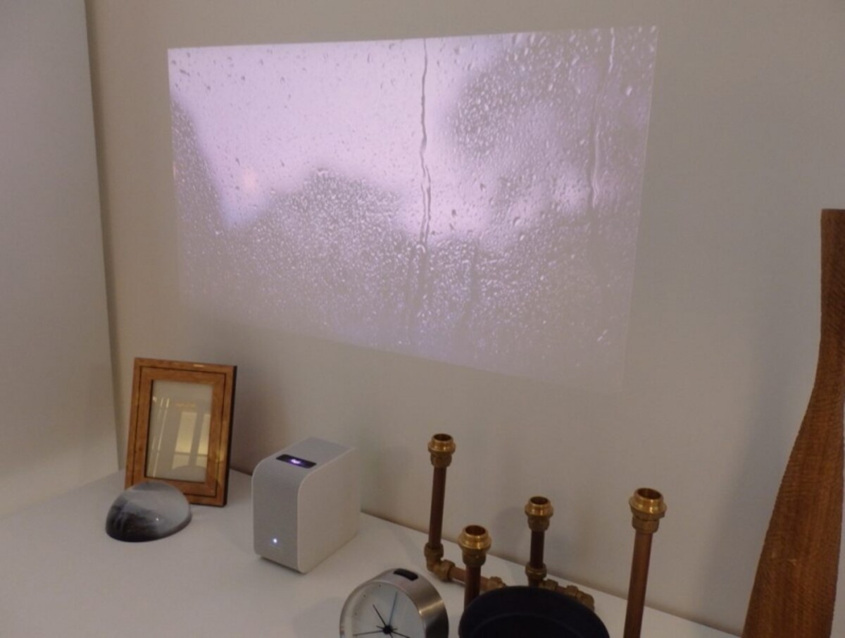 実際のお天気と連動して変化する天気映像（動画）を見ていると、まるで壁に窓が出来たよう。