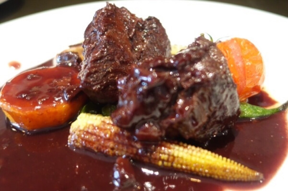 スペシャリテの「牛ホホ肉の赤ワイン煮込み」￥2,000