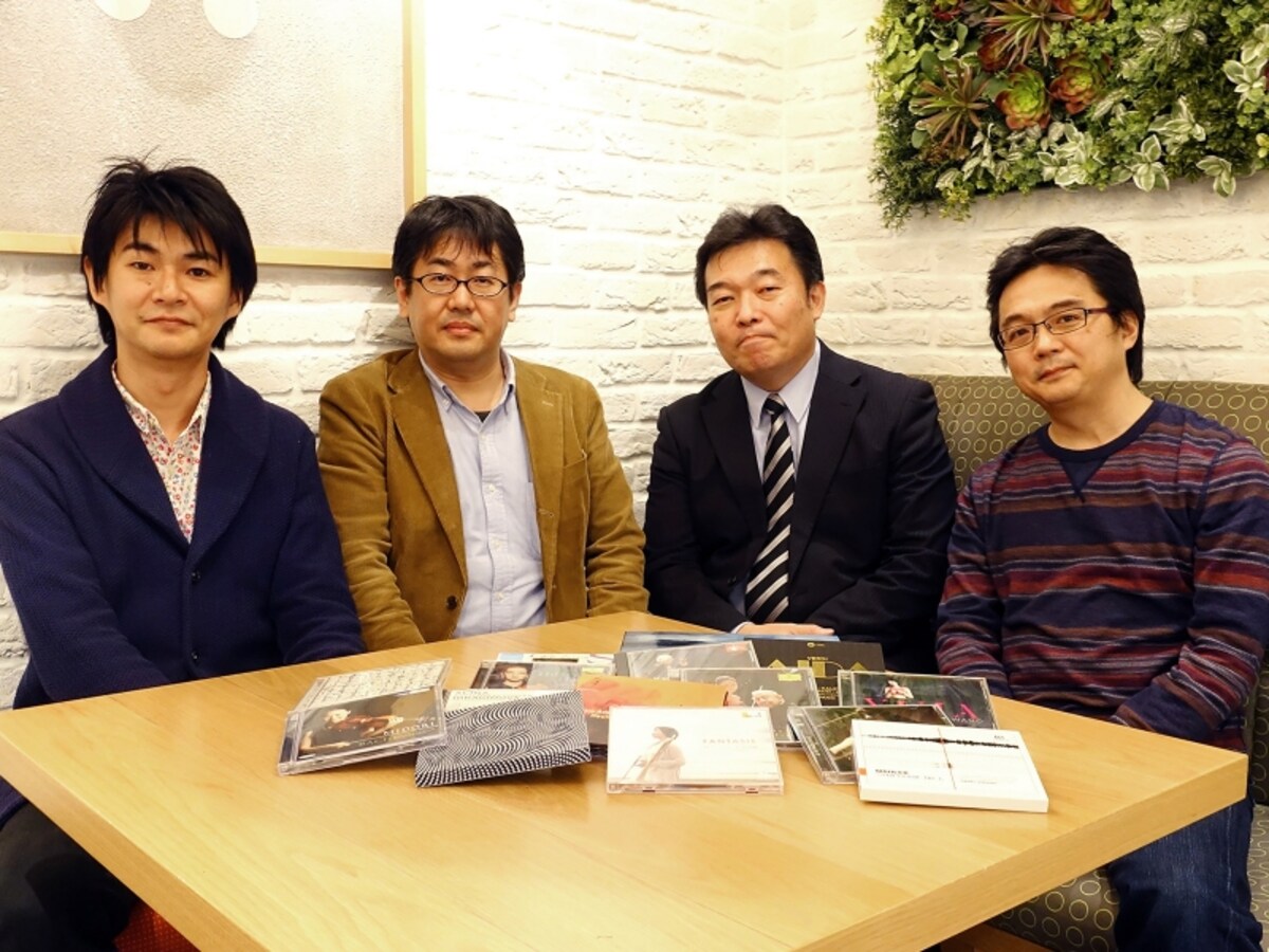 　座談会にご参加いただいた皆さん。右よりHMVの久保昭さん、山野楽器の峯岡隆さん、タワーレコードの北村晋さん、ガイド大塚