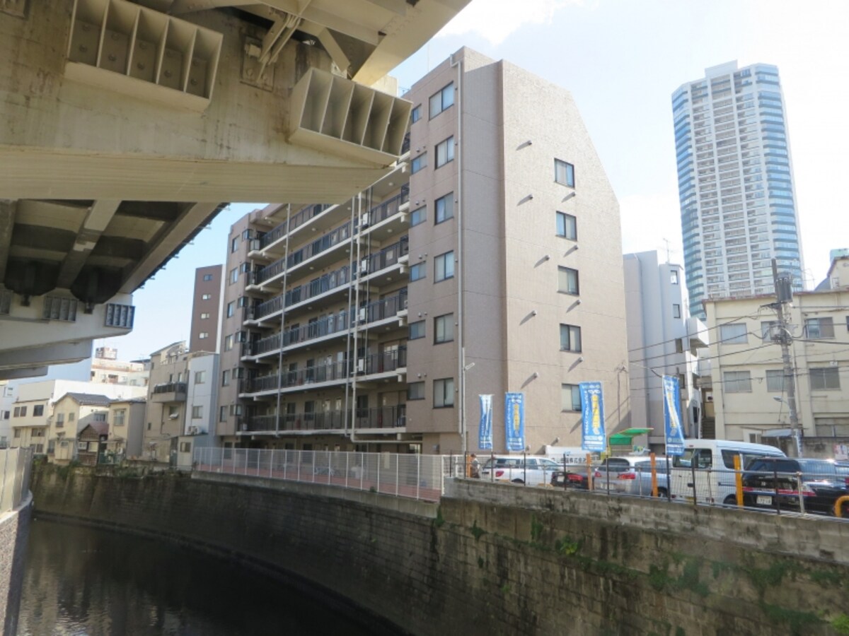 古川沿いの建築予定地