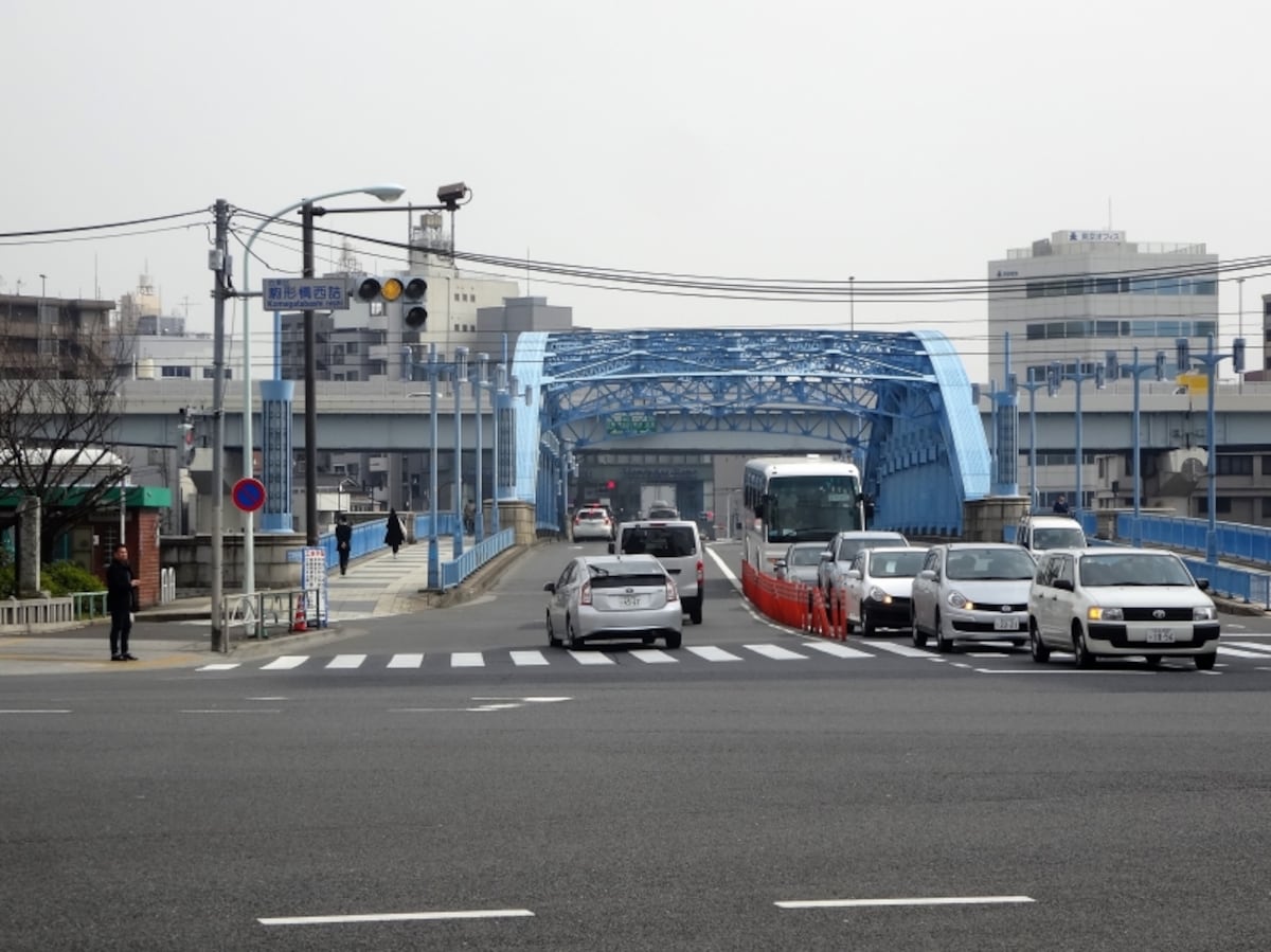 青い駒形橋