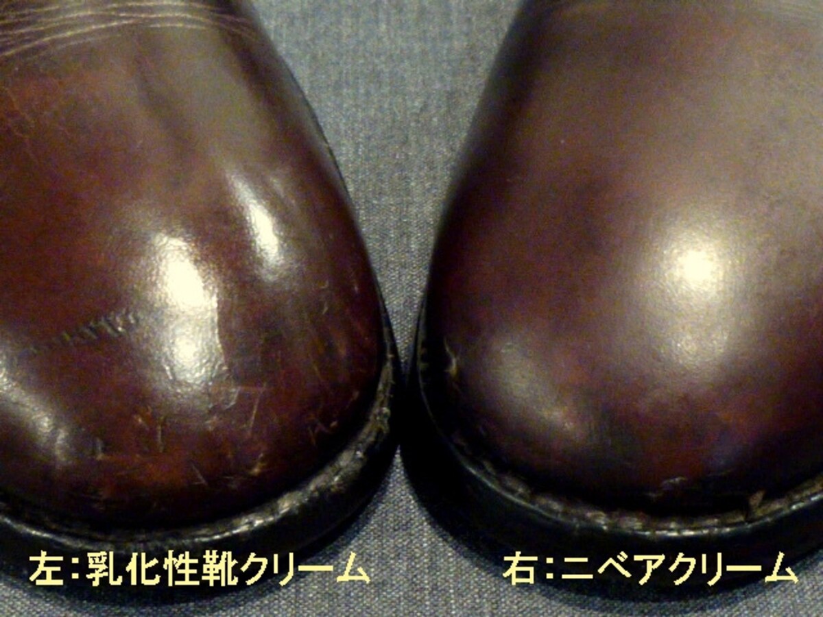 写真向かって左（右足）が一般的な乳化性靴クリームを用いてお手入れしたもの、向かって右（左足）がNIVEAの青缶でお手入れしたものです。