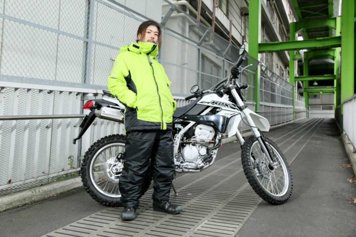 イージスを着てワークマンのカタログっぽいポーズをとってみた