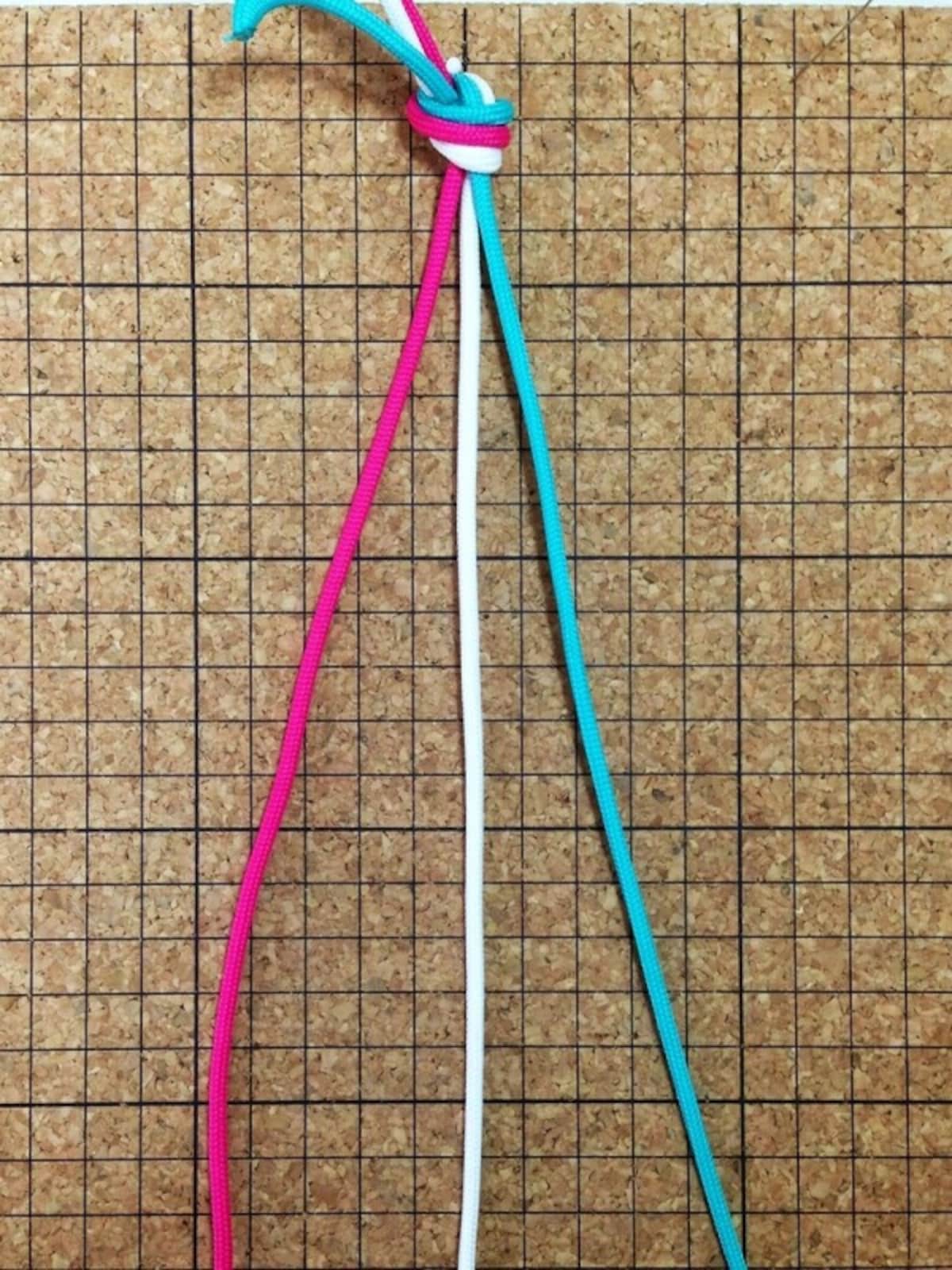 中心が芯紐、左右が結び紐です。