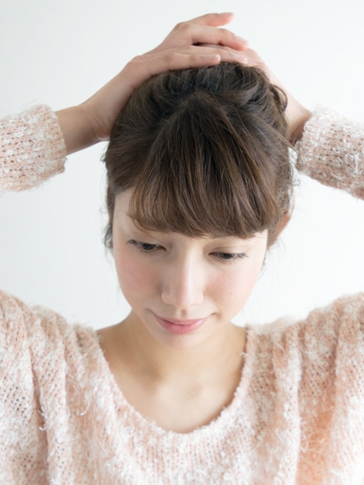 手グシでざっくり毛束をまとめる