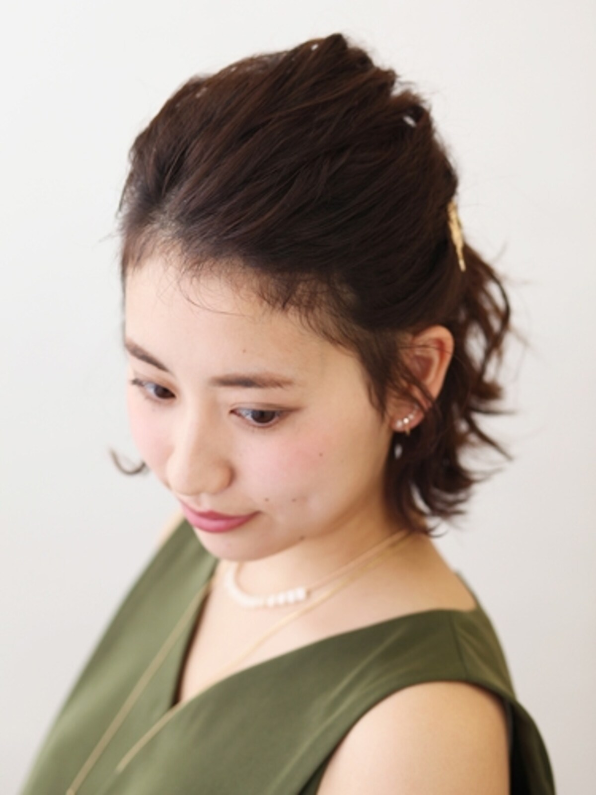 手ぐしでざっくりと集め、毛のうねりを活かして