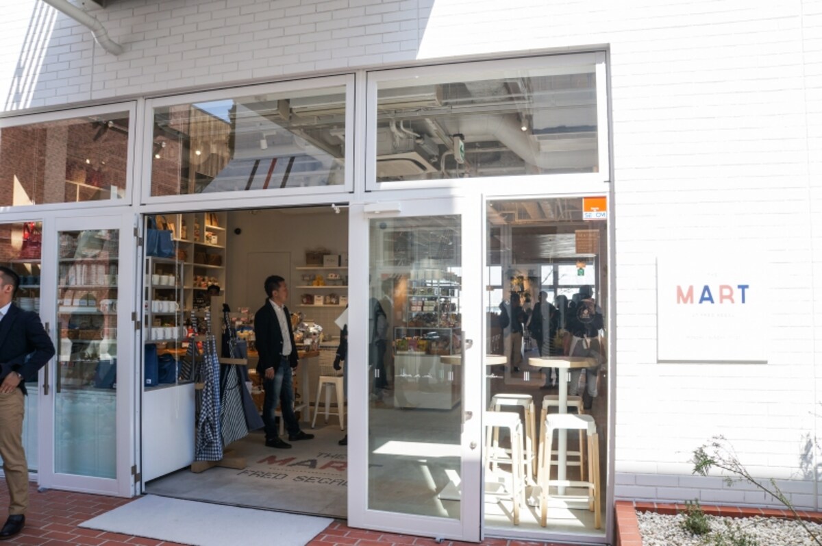 THE MART AT FRED SEGAL店頭