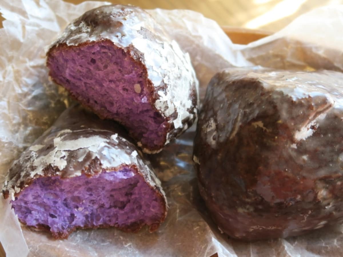 「KAKA'AKO DINING & CAFE」のインショップ「カメハメハベーカリー」では、紫色のマラサダ「ポイ・グレーズド（250円税別）」などのパンを販売。もっちり、ふわふわ！（2016年3月2日撮影）