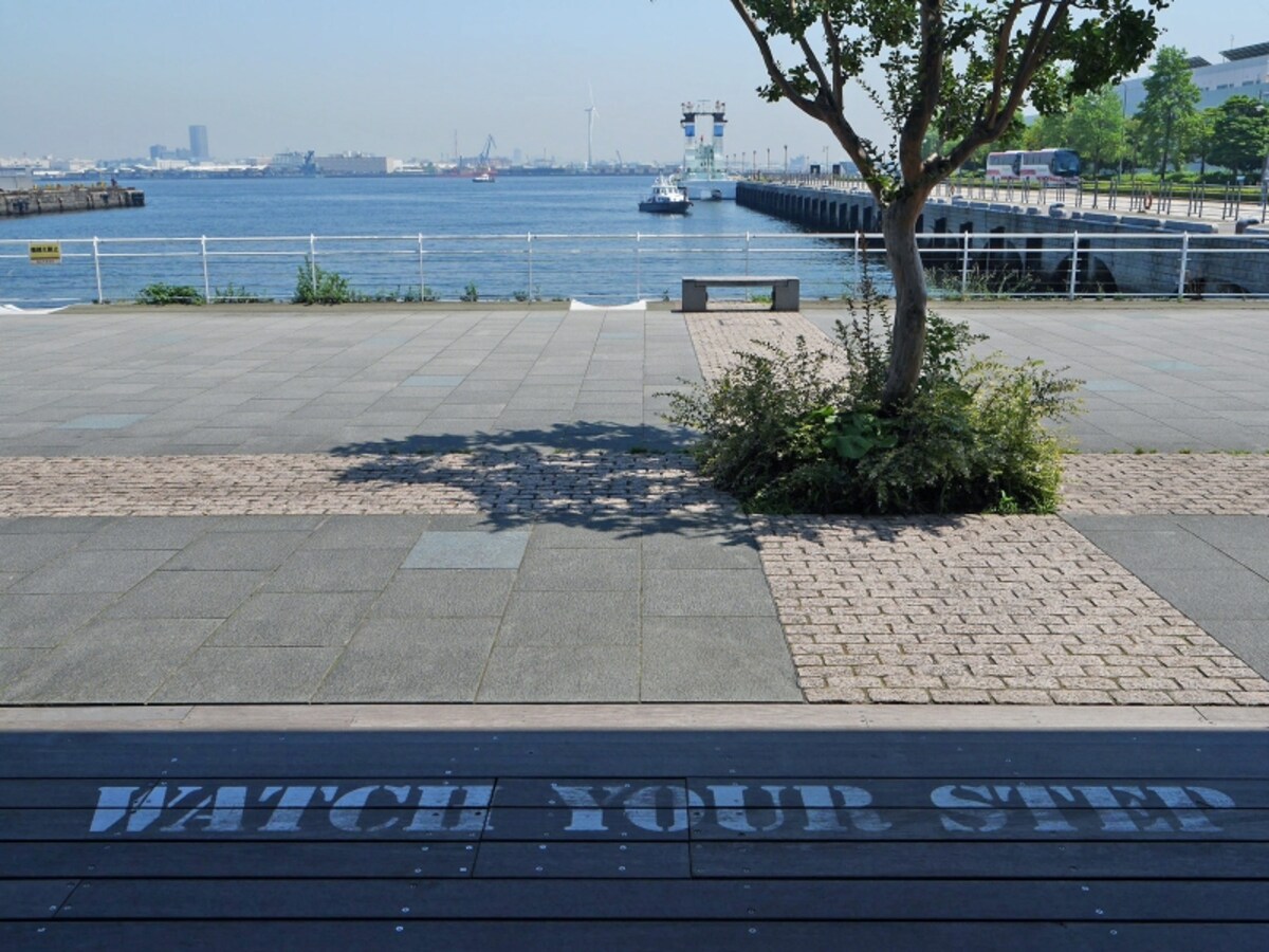 発想は「海沿いの倉庫街に街路をつくる」。“働く港”の風景が広がるようすもまた、ヨコハマらしい（2018年6月25日撮影）
